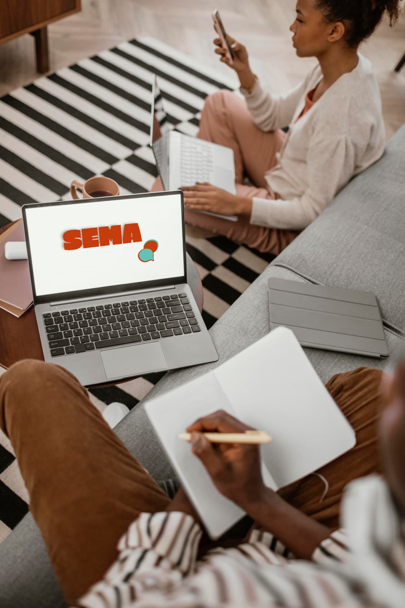 Un ordinateur portable affichant le logo Sema, dans un salon convivial